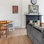 Bright High-Ceiling 2Bd Flat - Central Edinburgh!